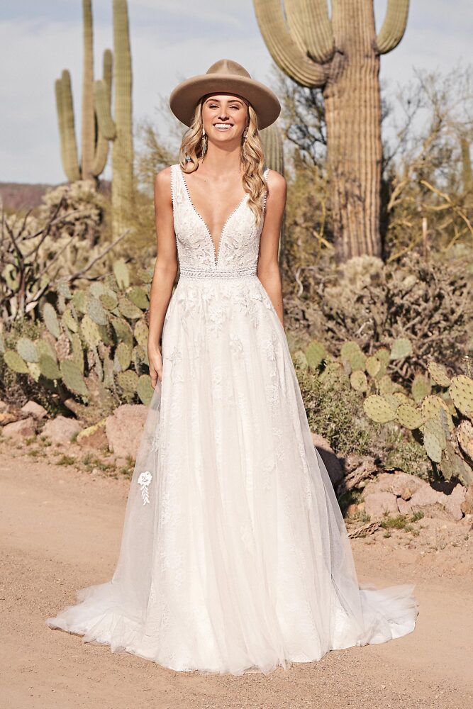 A-Linie Lillian West Bridal dresses -  romantische Boho Hochzeitskleider 8016D: Boho-Hochzeitskleid in A-Linie mit tiefem V-Ausschnitt und offenem Rücken