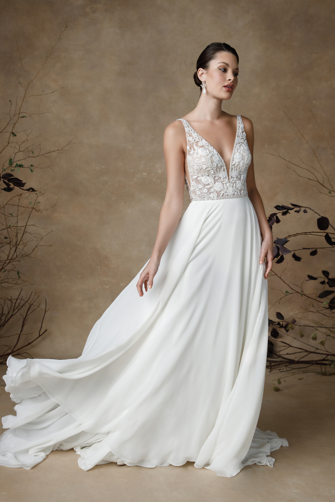 Outlet, Sale Justin Alexander Bridal - Brautmode für die moderne, elegante Braut 05005:  Brautkleid mit wunderschönen 3D Blüten