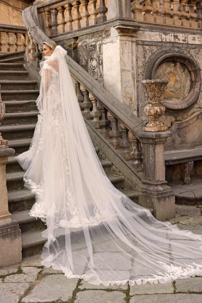 Accessoires Monica Loretti Brautmode - Hochzeitskleid in italienischem Design 07023A Extravaganter Schleier